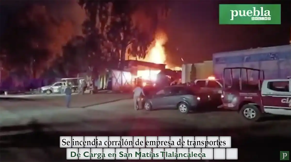 Se incendia corralón de empresa de transportes de Carga en San Matías Tlalancaleca en Puebla